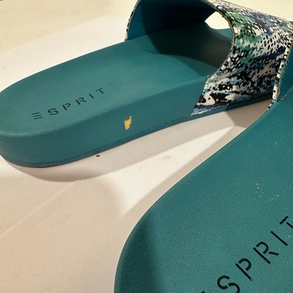 Slippers - Picture 3 of 6